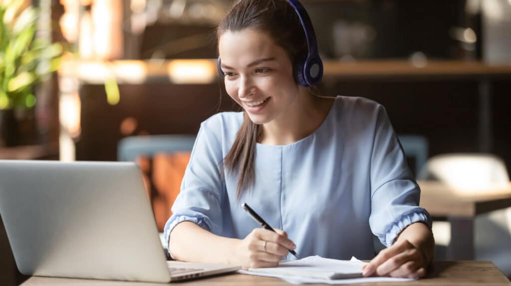 Cursos de ingés online. Estudiantes aprender idiomas a través del ordenador