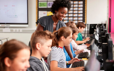 Profesora imparte curso de idiomas con plataforma de e-learning